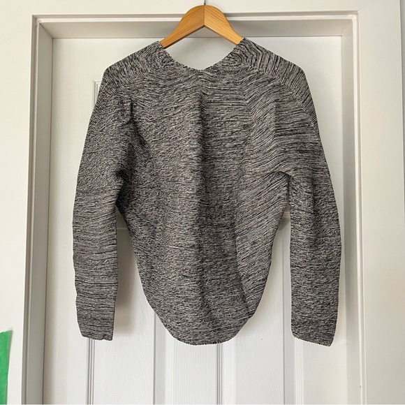 Uniqlo 3D Vneck knit - Picture 2 of 4